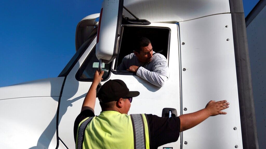 Photos: Trucker school bustles amid US driver shortage